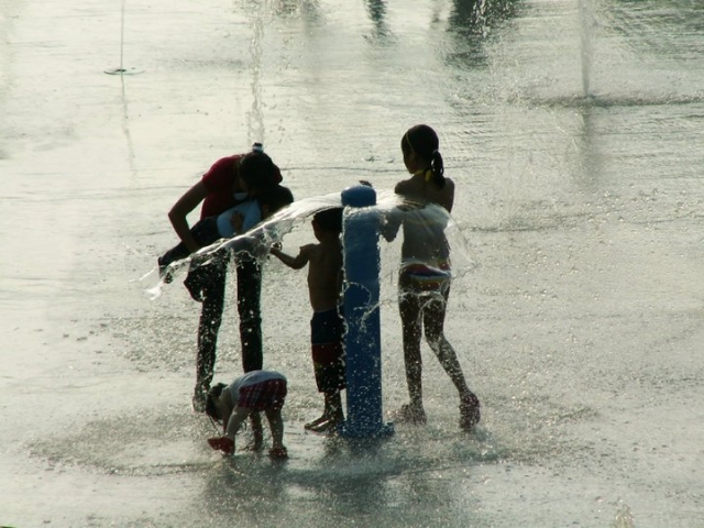 juega con agua